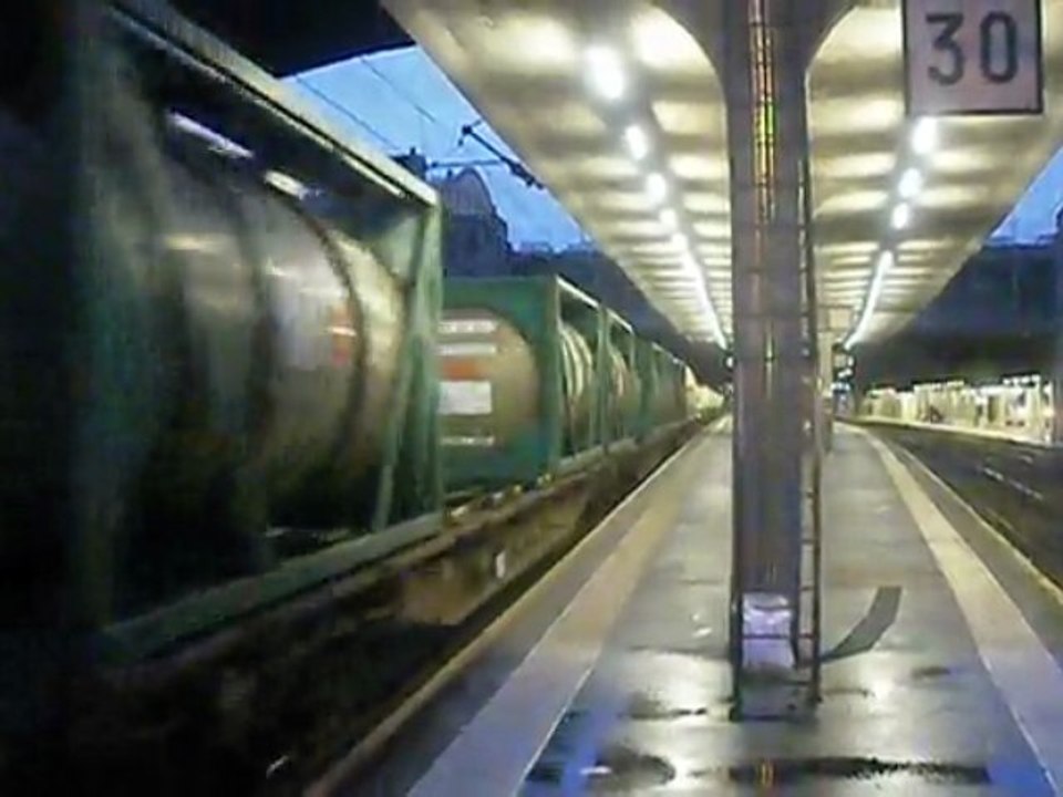 Passage d'un train de fret à Rouen