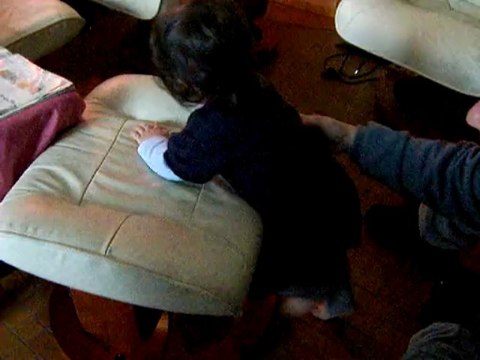 Téa se met debout toute seule