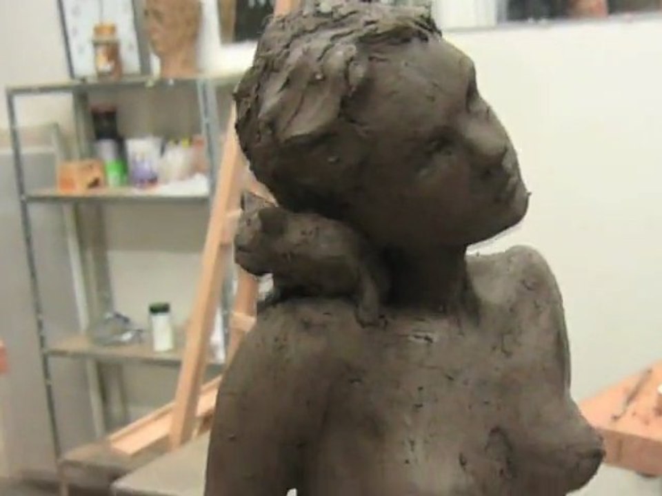 Jeune femme en argile et chaton