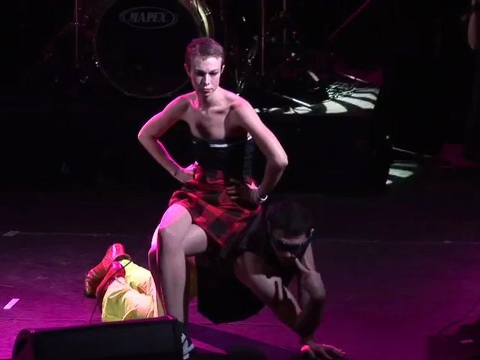 LIVE : Simone Elle Est Bonne / Toutes Les Meufs Sont Connes