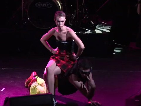 LIVE : Simone Elle Est Bonne / Toutes Les Meufs Sont Connes