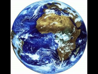 Assis sur le rebord du monde