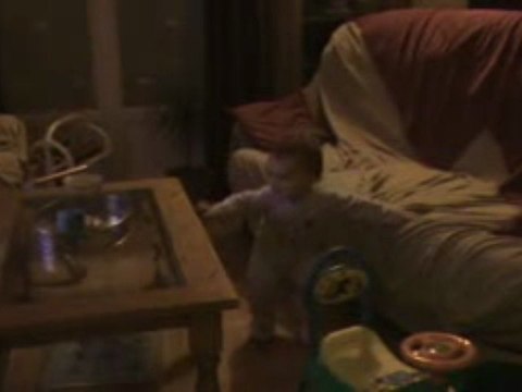 Anais 20 mois regarde la Roue de la Fortune