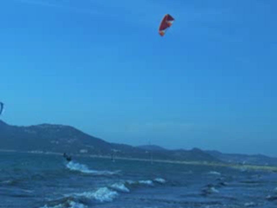 Kitesurf Figure Yannick N°2 fin avril 2006 à Toulon 00:22 f