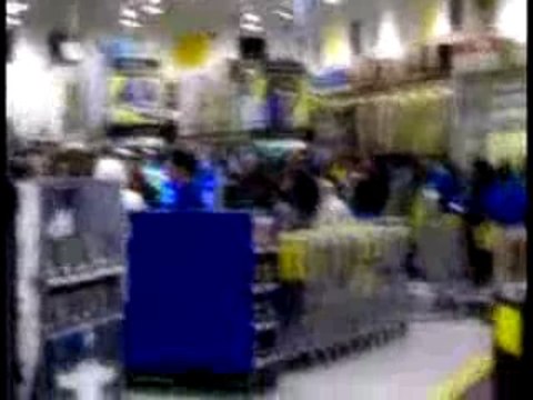 Black friday madness - customers rush best buy on black frid