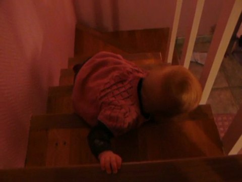 camille descend les escaliers !