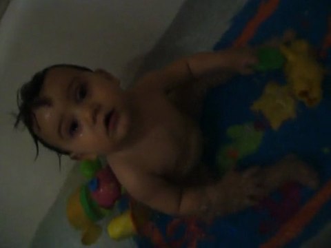 mathys dans son bain, 9 mois