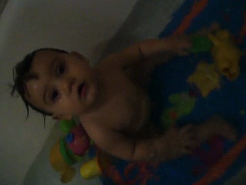 mathys dans son bain, 9 mois