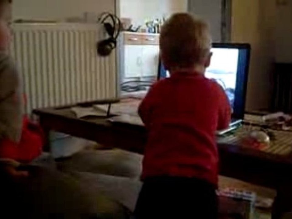2 loulous devant le pc