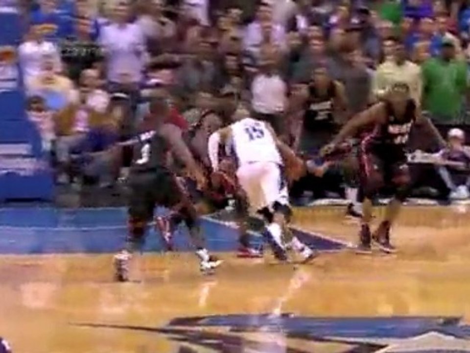 NBA Vince Carter getting blocks By Dwyane Wade