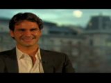 Federer scoppia ridere durante un intervista