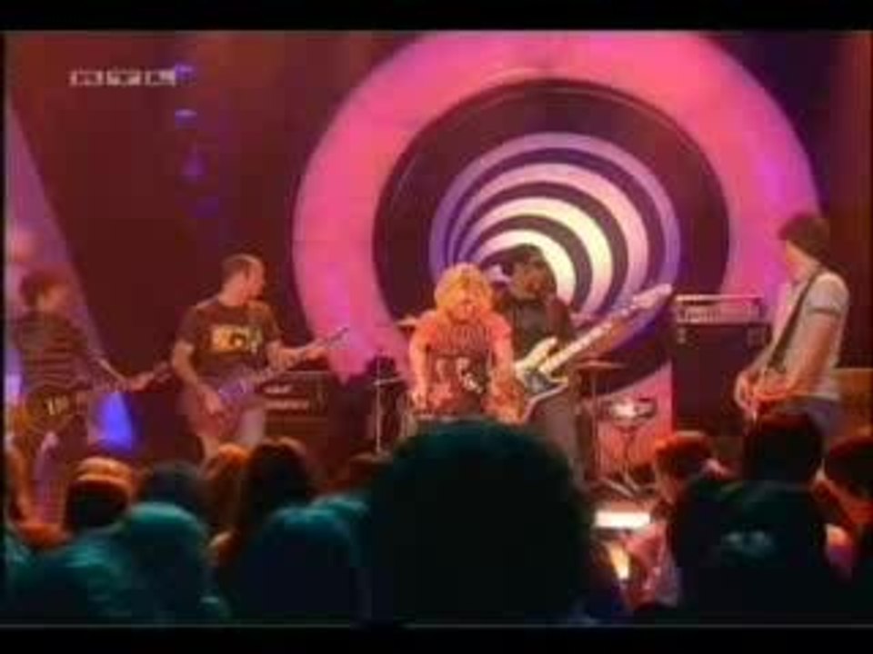 Kelly Clarkson - BTHE - TOTP - 11-12-05