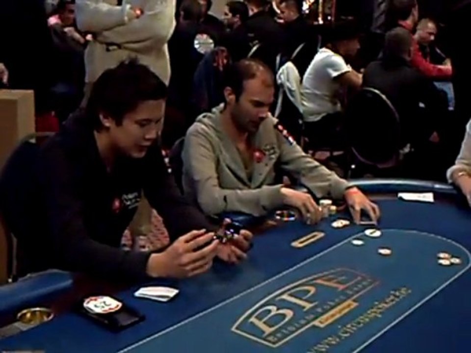 Johnny Loden teste les lunettes d'Arnaud Mattern