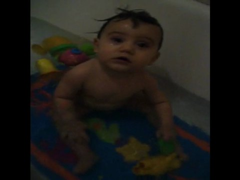 mathys dans son bain 9 mois