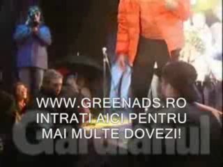 Basescu loveste un copil !!!! incredibil