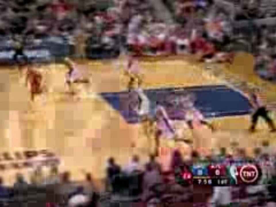 NBA Dwight Howard blocks Josh Smith's shot and keeps it in p