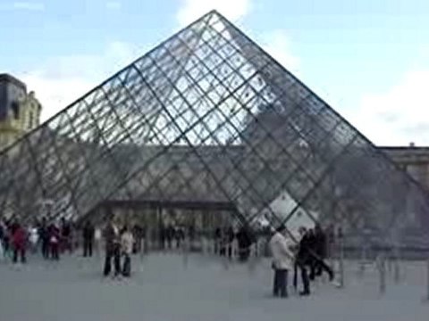 Paris - Musée du Louvre Pyramide