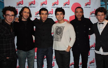 Jonas Brothers - Lovebug en Live au 6/9 d'NRJ