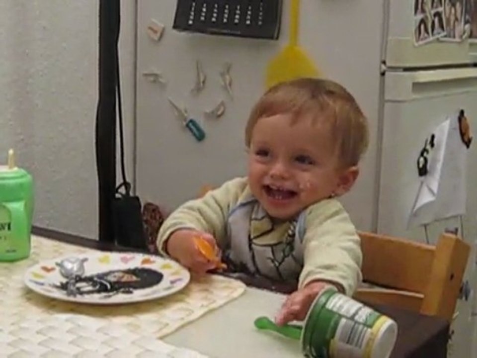 nils ißt einen Joghurt