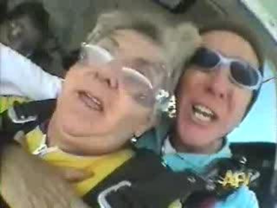 Mamie fait du parachute