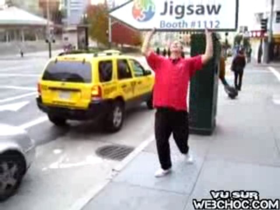 danse avec une pancarte