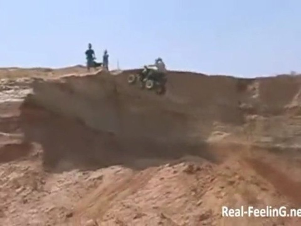 Un mec en quad se scratch violemment contre une falaise