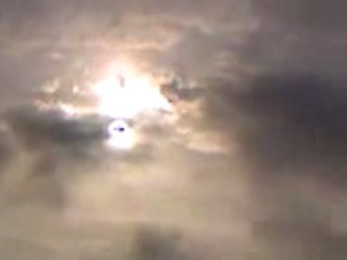 Un Ovni s'amuse à remplacer le soleil juste à coté du vrai