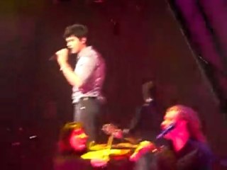 Hold on Jonas Brothers Paris in november