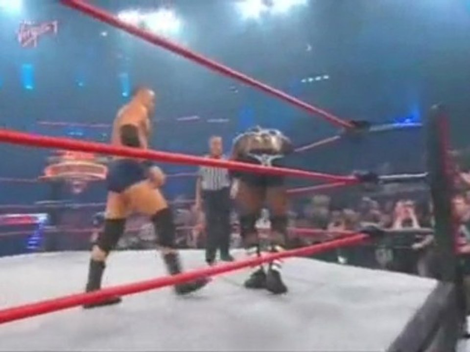 20091126 Desmond Wolfe vs Lashley