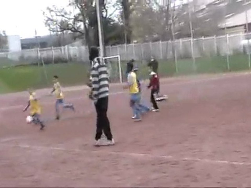 Yanis 9 ans, jolie dribble !