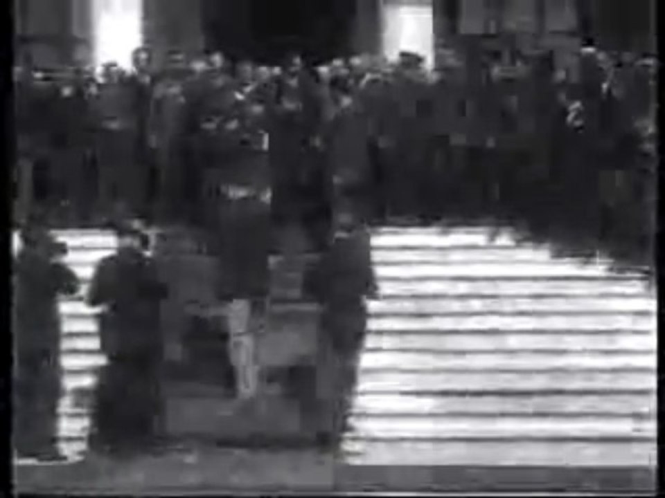 Atatürk - T.B.M.M.den Çıkarken