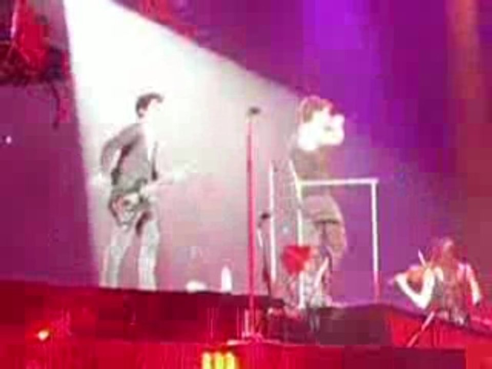 S.O.S. at the end of the concert in Paris.