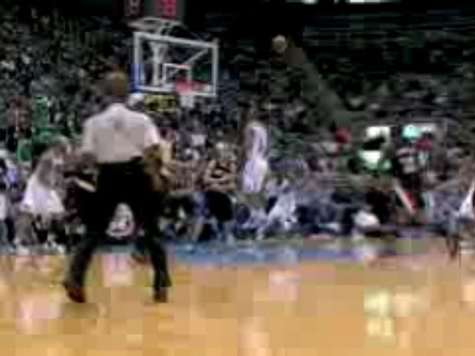 NBA Ronnie Brewer throws it down off a nice alley-oop from E