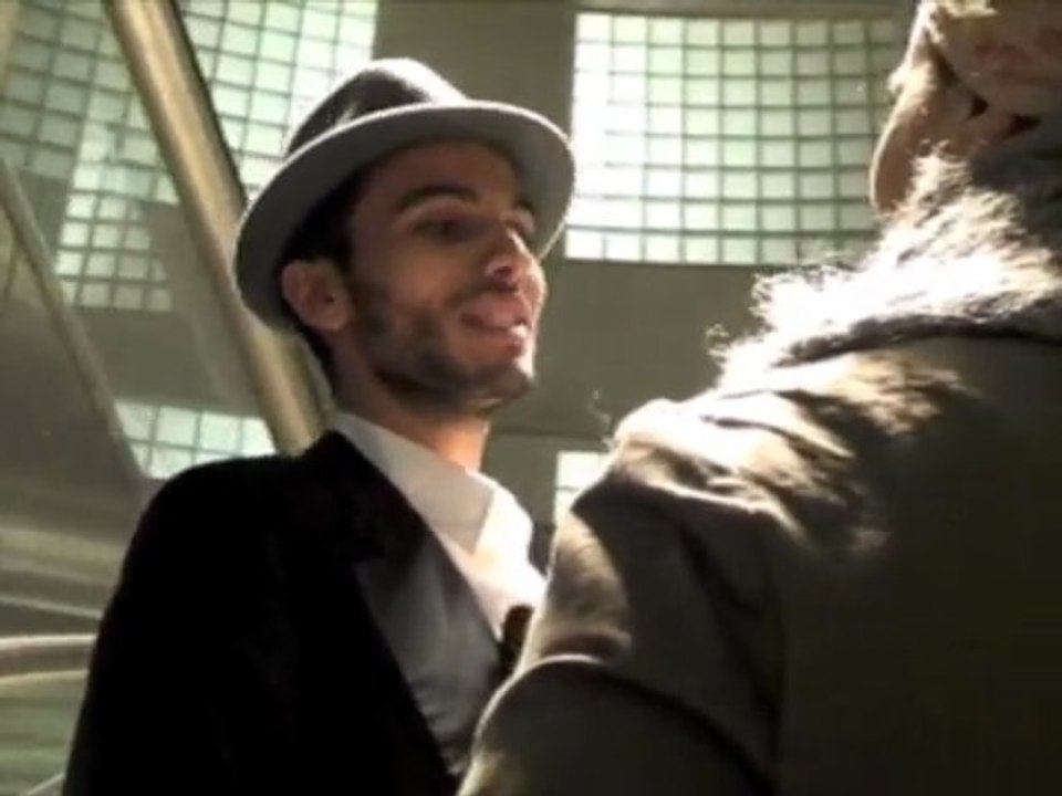 Mehdi Dehbi aux côtés d'Antoine De Caunes : l'interview.