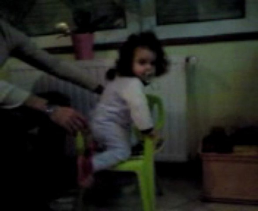 Elisa monte et descend de la chaise