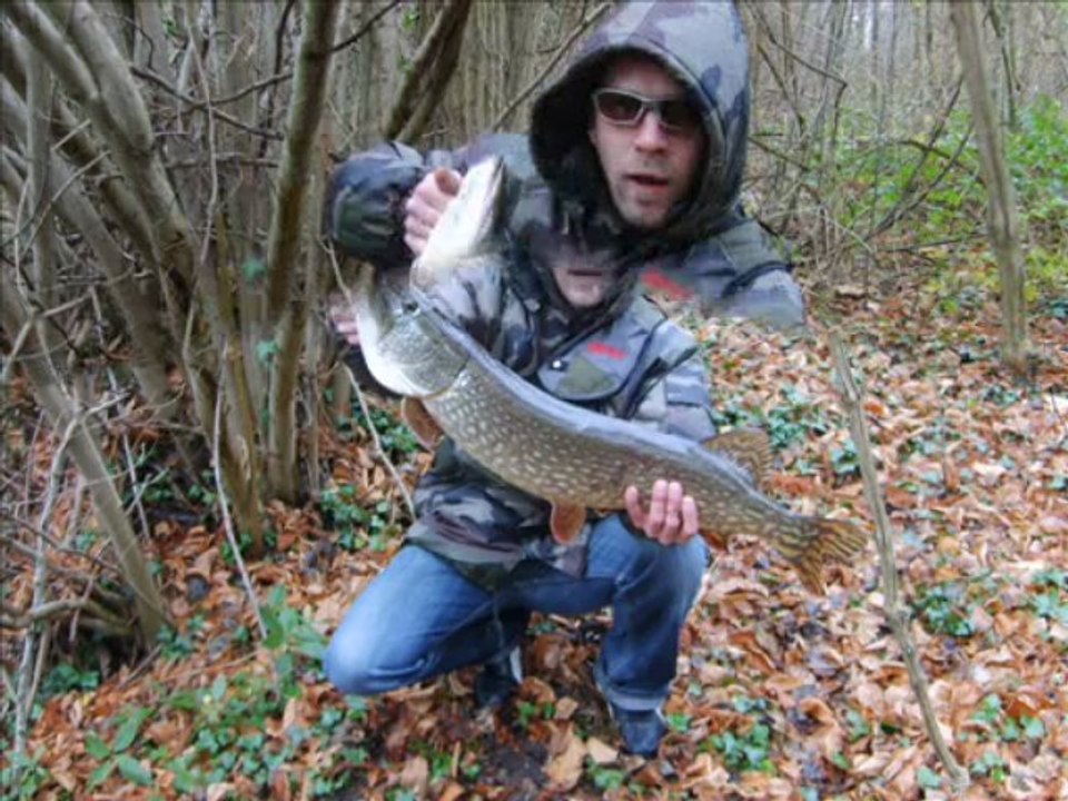 Brocanja Vs Brochet (82cm)  énorme!!!!!(peche au leurre)