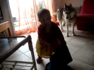 Louane qui essaie de marcher