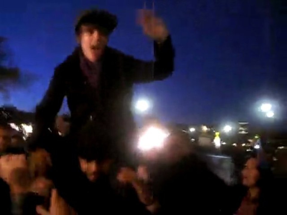 Justin Bieber going on the back of his guard - Paris.
