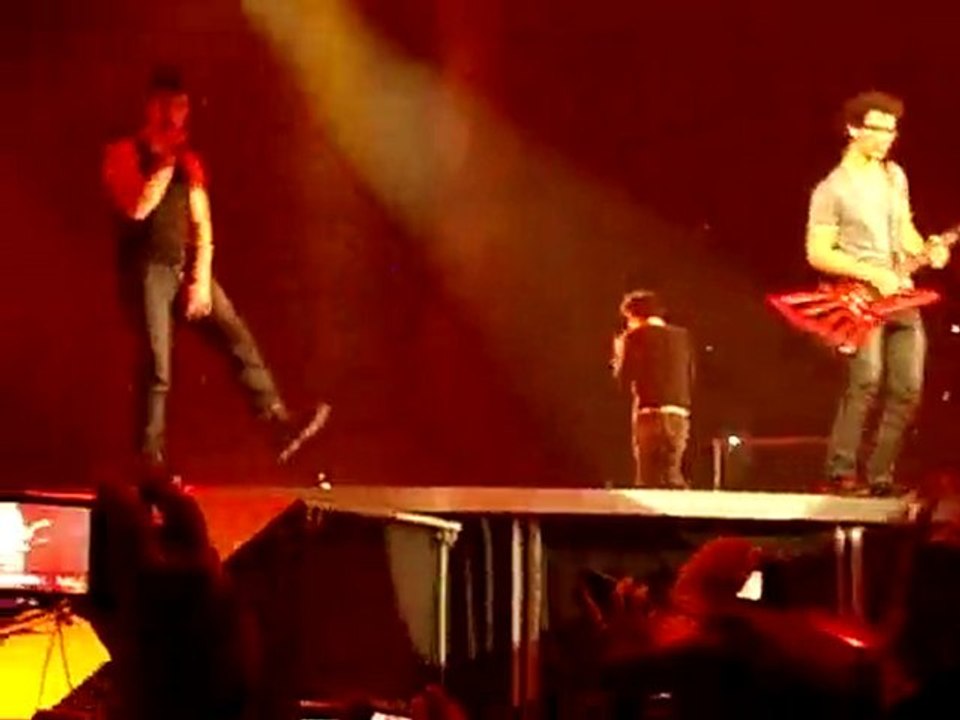 26 NOVEMBRE, JONAS BROTHERS, NUMBER ONE :D