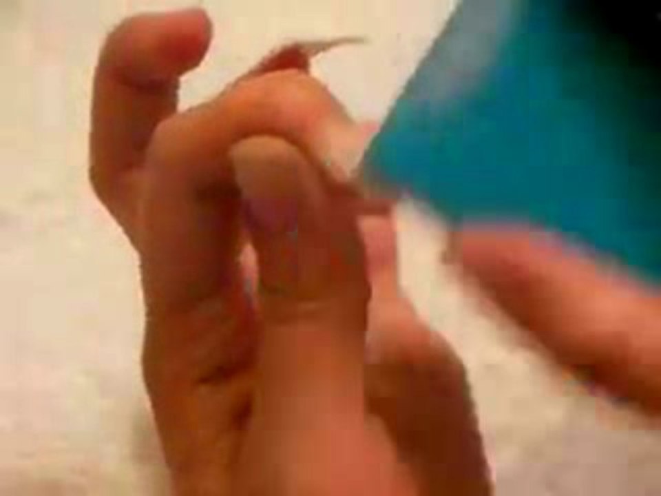 J'apprends à poser des faux ongles.