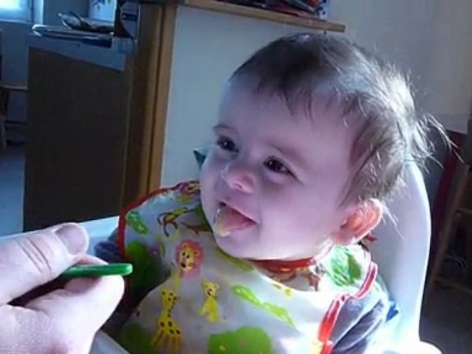 Paul mange sa première purée