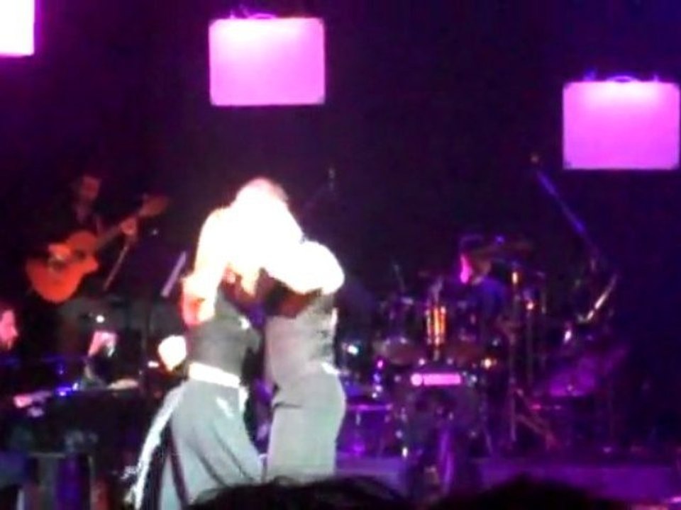 Η Πέμη Ζούνη χορεύει στη πρεμιέρα του cargo