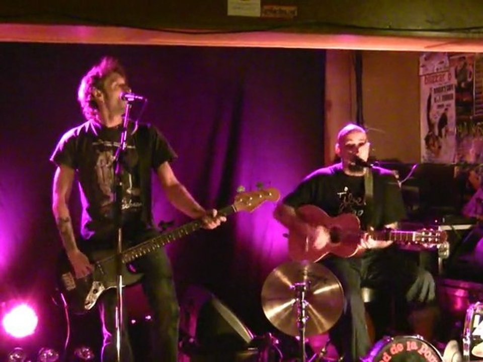 Le Pied De La Pompe - tout petit garçon - au Roger's Café