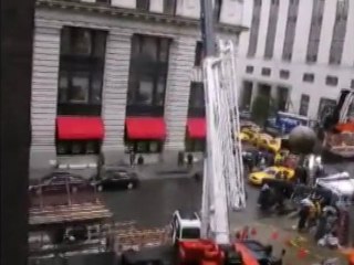 Une voiture se fait renverser par une boule de démolition