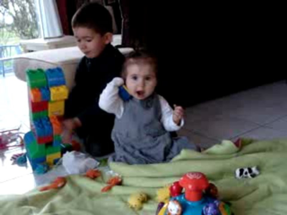 zoé et gabriel jouent