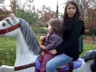 Carla e Marcello alle giostre con le mamme
