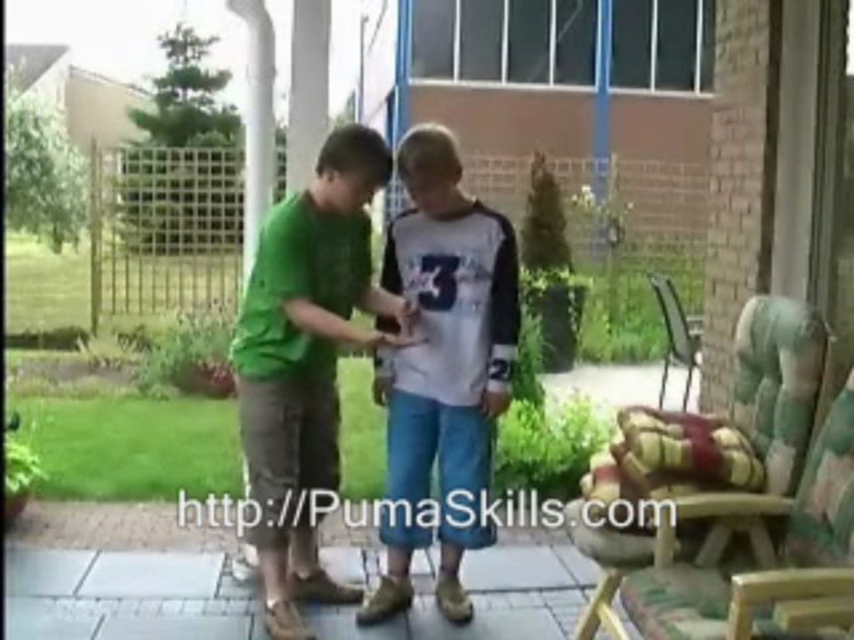 Learn closeup street magic tricks to pick up girls
