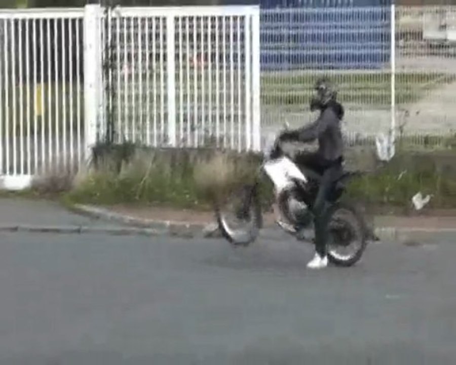 Alexis Stunt Yamaha Dt 50 (27/11/09)