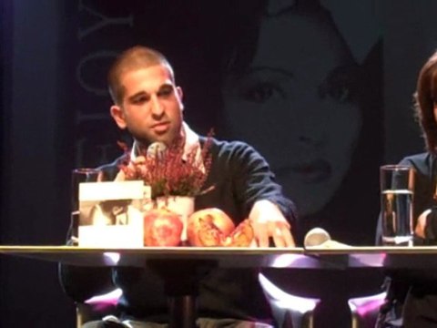 Ο Μάνος Θεοφίλου,μιλά για τη συνεργασία του με τη μητέρα του