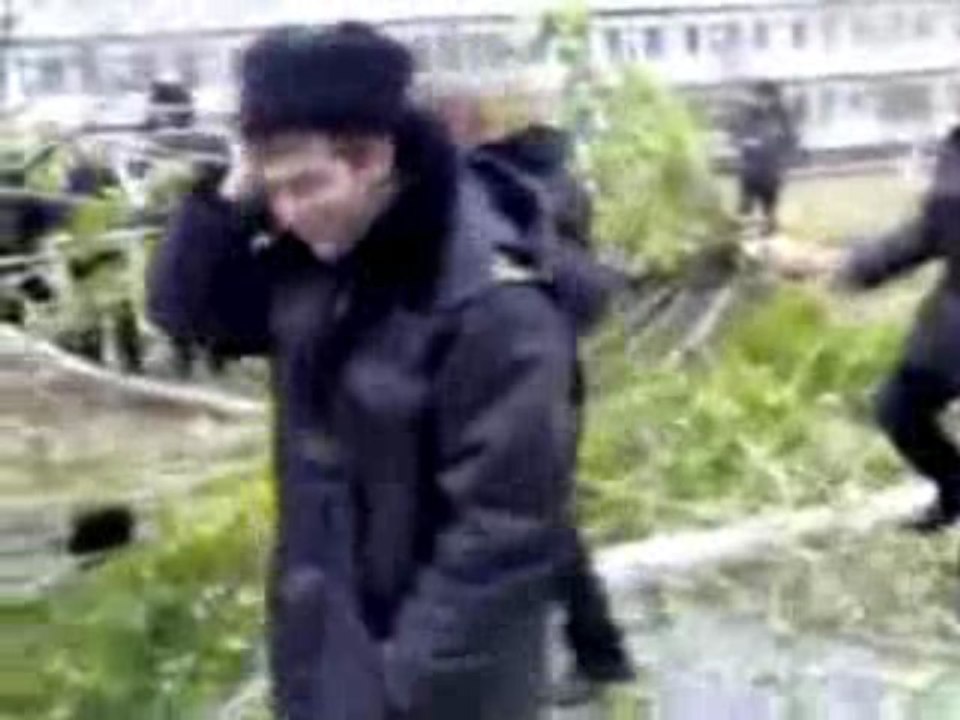 Policier russe et bûcheron